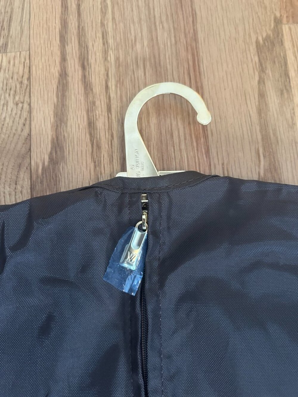 Louis Vuitton | Garment Cover Bag with ( 3 ) LV Hangers - Picture 9 of 16